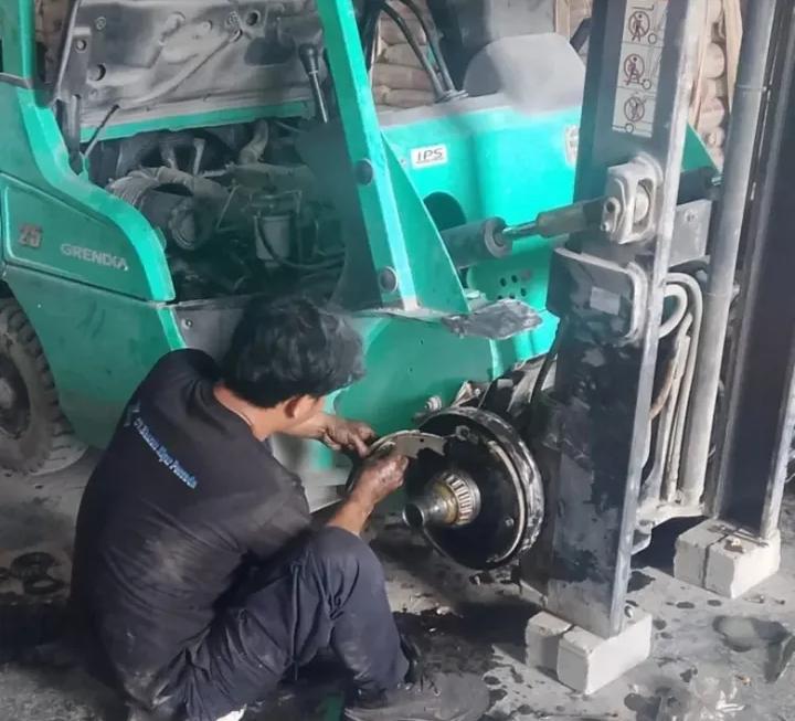 Periodical maintenance forklift - CV Bharata Nigar Persada